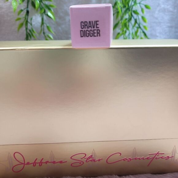 New Jeffree Star Velvet Trap - Grave Digger - Picture 5 of 9